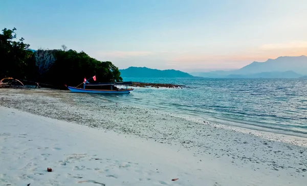 Tropik cennet sahili, Pahawan Adası, lamba, Sumatera, Endonezya. Pahawan Adası beyaz kumlu tropikal plajlar sunar ve Lampung 'da ünlü bir turistik noktadır.