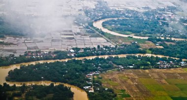 Pirinç tarlası bulmacası. Yukarıdan bir dizi pirinç tarlası güzel düzenlenmiş dev bir yapboz gibidir.