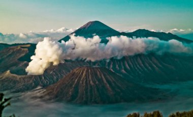 Sabahları Bromo Dağı çok güzeldir. Doğu Java, Endonezya. Bromo-Semeru Dağı doğal güzelliği ve adrenalin pompalama macerası nedeniyle favori bir turistik yerdir.