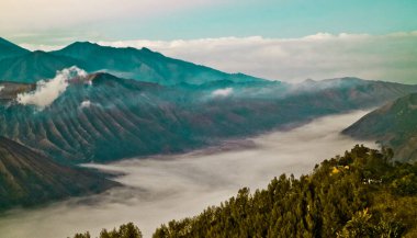 Sabahları Bromo Dağı çok güzeldir. Doğu Java, Endonezya. Bromo-Semeru Dağı doğal güzelliği ve adrenalin pompalama macerası nedeniyle favori bir turistik yerdir.
