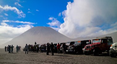 Sabahları Bromo Dağı çok güzeldir. Doğu Java, Endonezya. Bromo-Semeru Dağı doğal güzelliği ve adrenalin pompalama macerası nedeniyle favori bir turistik yerdir.