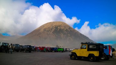 Sabahları Bromo Dağı çok güzeldir. Doğu Java, Endonezya. Bromo-Semeru Dağı doğal güzelliği ve adrenalin pompalama macerası nedeniyle favori bir turistik yerdir.