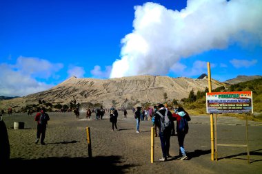 Bromo Dağı 'nın kraterine giden yolda muhteşem bir manzara. Bromo Krateri' ne yürüyerek ya da verimsiz bir vadide at sürüp dik merdivenlerden çıkarak ulaşılabilir.