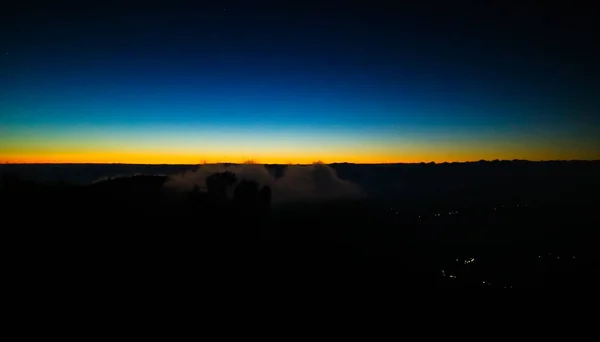 在去布鲁摩火山的火山口之前 布鲁摩火山的日落之美是人们最喜爱的游览方式 — 图库照片