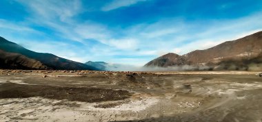 Sabahları Bromo Dağı çok güzeldir. Doğu Java, Endonezya. Bromo-Semeru Dağı doğal güzelliği ve adrenalin pompalama macerası nedeniyle favori bir turistik yerdir.