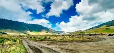 Sabahları Bromo Dağı çok güzeldir. Doğu Java, Endonezya. Bromo-Semeru Dağı doğal güzelliği ve adrenalin pompalama macerası nedeniyle favori bir turistik yerdir.