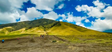 Sabahları Bromo Dağı çok güzeldir. Doğu Java, Endonezya. Bromo-Semeru Dağı doğal güzelliği ve adrenalin pompalama macerası nedeniyle favori bir turistik yerdir.