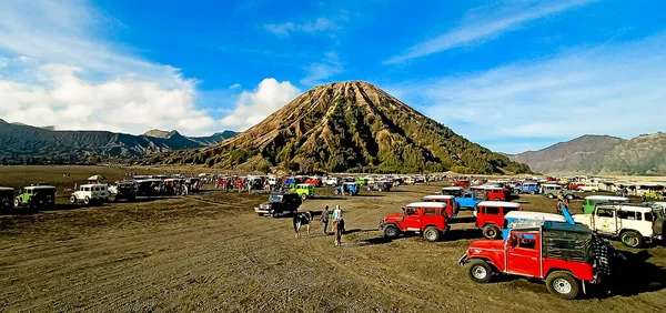 Bromo 'da Off-Road. Bromo-Semeru Dağı doğal güzelliği ve adrenalin pompalama macerası nedeniyle en sevilen turistik yerdir.