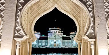 Baiturrahman Camii, Aceh, Endonezya. Baiturahman Camii tarihi bir camidir ve 2014 Aceh tsunamisinin muhteşemliğine tanık olmuştur.