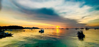 Labuan Bajo, Lombok, Batı Nusa Tenggara, Endonezya 'da güzel bir günbatımı. Gün batımında Tanrı, Labuan Bajo' da bir doğa tuvalinde resim yapmak gibidir.