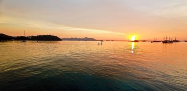 Labuan Bajo, Lombok, Batı Nusa Tenggara, Endonezya 'da güzel bir günbatımı. Gün batımında Tanrı, Labuan Bajo' da bir doğa tuvalinde resim yapmak gibidir.