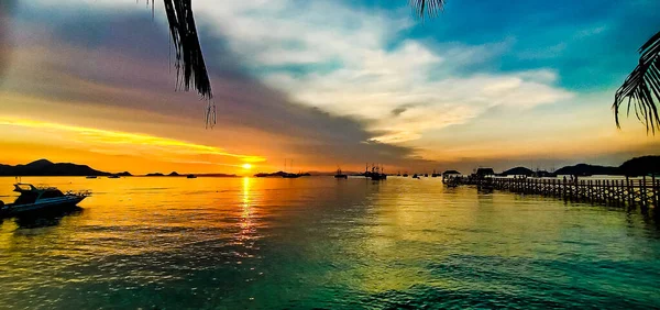 Labuan Bajo, Lombok, Batı Nusa Tenggara, Endonezya 'da güzel bir günbatımı. Gün batımında Tanrı, Labuan Bajo' da bir doğa tuvalinde resim yapmak gibidir.