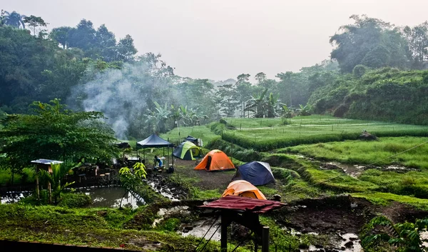 Camp Village Camper Enjoying Beauty Village Atmosphere — Foto de Stock