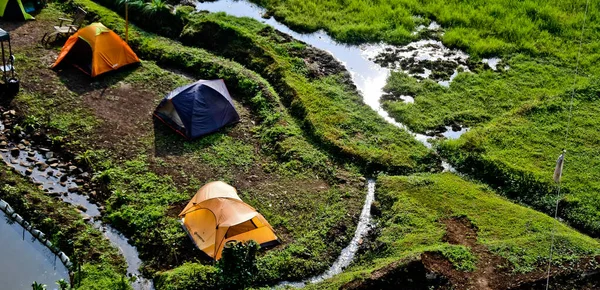 Camp Village Camper Enjoying Beauty Village Atmosphere — ストック写真