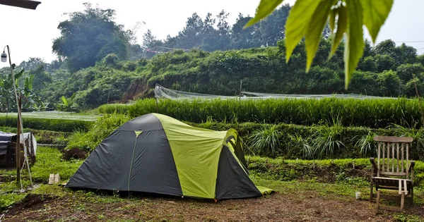 Camp Village Camper Enjoying Beauty Village Atmosphere — Stock Photo, Image