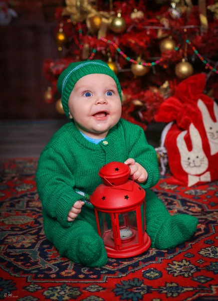 Дитячий Хлопчик Зеленому Костюмі Різдвяним Ліхтариком — стокове фото