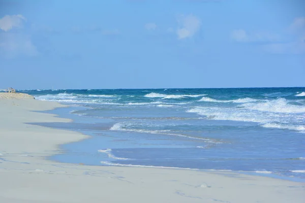 Plaża Białym Piaskiem Falami — Zdjęcie stockowe