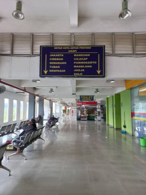 Surabaya, Endonezya - 07 Ağustos 2021: Surabaya Bungurasih Otobüs Terminalinde lobi bekleme odası