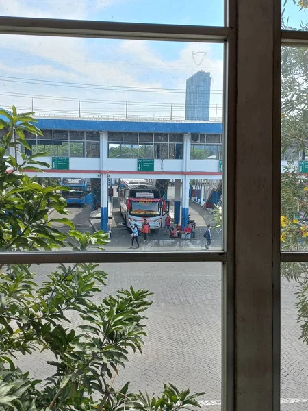 Surabaya Indonésie Srpen 2021 Meziměstské Autobusy Autobusovém Nádraží Bungurasih Surabaya — Stock fotografie