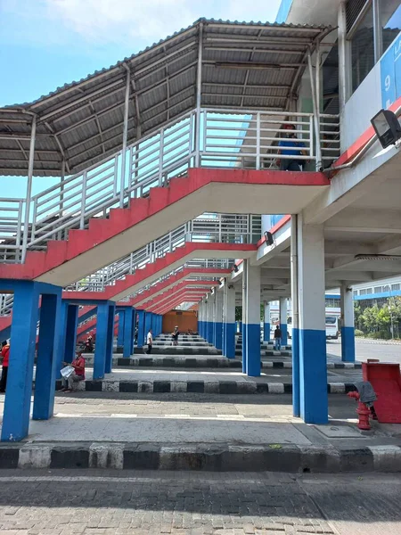 印度尼西亚苏拉巴亚 2021年8月7日 苏拉巴亚Bungurasih公交车站的一排人行桥 — 图库照片
