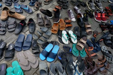 Lamongan, Doğu Java Endonezya - 4 Mart 22: sandalet ve ayakkabılar (ayakkabılar) Lamongan Agung Camii önünde, insanlar Cuma günü cemaatte dua ediyorlar                         