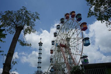 Gökyüzü arkaplanlı renkli dönme dolap