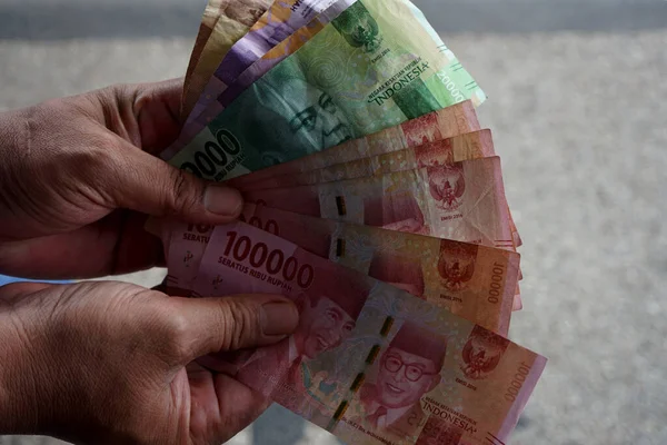 Ręka Mężczyzny Pokazująca Indonezyjskie Banknoty Rupii Idr — Zdjęcie stockowe