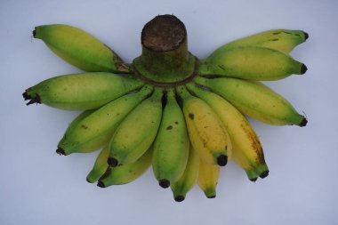  Beyaz arkaplanda yemeye hazır muz tarağı                         