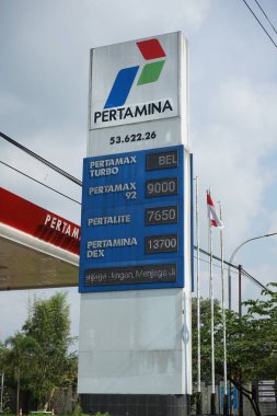 Lamangan, Endonezya - 09 Mart 2022: pertamina yakıt ikmal istasyonu                             
