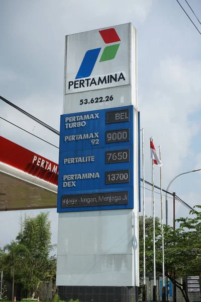 Lamangan, Endonezya - 09 Mart 2022: pertamina yakıt ikmal istasyonu                             