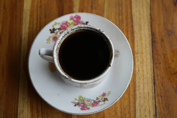 Tahta Bir Masada Bir Fincan Kahve — Stok fotoğraf