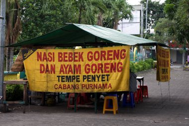 Gresik, Doğu Java, Endonezya - 12 Mart 2022: Kızarmış ördek pilavı, kızarmış tavuk ve geçici pene pene genellikle öğleden sonraya kadar satılan Endonezya atıştırmalıkları.                                