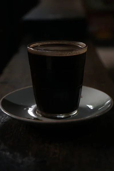 Café Negro Vaso Transparente Una Silla Madera — Foto de Stock