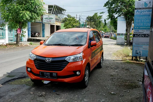 2022年3月5日 Pos Indonesia的官方汽车采用丰田Avanza品牌的橙色 — 图库照片