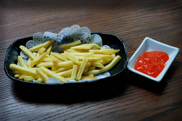 Sült Krumpli Paradicsomszósz Egy Asztalon — Stock Fotó
