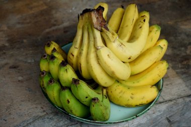 Seçici Odak Olgun Cavendis muzları Tahta masada