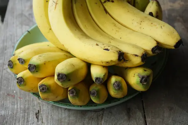 Selective Focus Ripe Cavendis Bananas Wooden Table — Stock Photo, Image