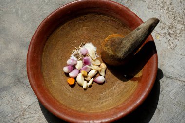  Cobek ve Uleg ya da Mortar kil ve Pestle, mutfak baharatlarını dövmek için kullanılan ahşaptan yapılmıştır.                              