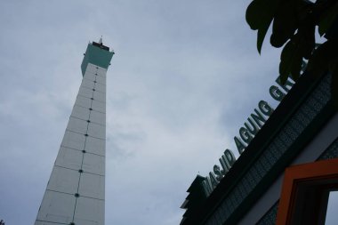 Gresik, Doğu Java Endonezya - 12 Mart 2022: Maulana Büyük Camii 'nin minaresi Malik İbrahim Gresik