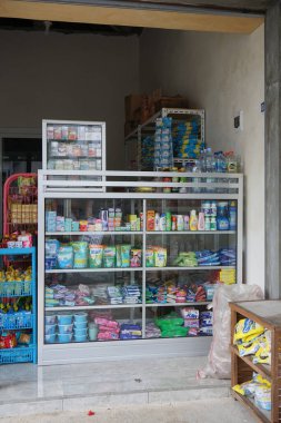 Lamongan, Endonezya - 02 Mart 2022: Geleneksel perakende mağazalarında çeşitli ürünler sergileniyor                          