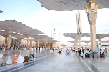 Medine, Suudi Arabistan - Kasım 2017: Hz. Peygamber 'in camisinin avlusunda öğle vakti, şemsiyeler açık