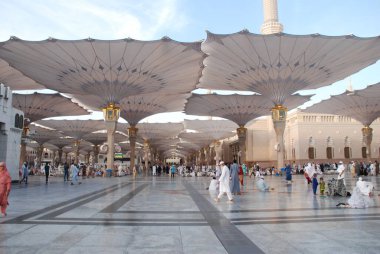 Medine, Suudi Arabistan - Kasım 2017: Hz. Peygamber 'in camisinin avlusunda öğle vakti, şemsiyeler açık
