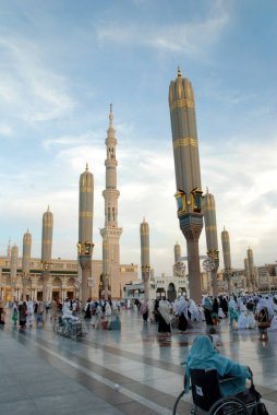 Medine, Suudi Arabistan - Kasım 2017: Hz. Peygamber 'in camisinin avlusundaki atmosfer öğleden sonra kapanıyor.