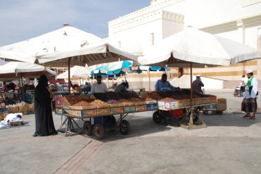 Medine - Suudi Arabistan: 25 Kasım 2017. Jabal Uhud. Uhud Market 'teki tüccarlar alıcıları bekleyen çeşitli malları dağıttılar.