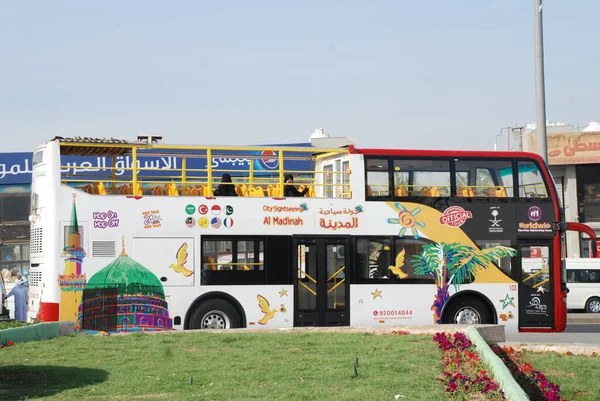 麦地那 沙特阿拉伯 2017年11月25日 城市观光巴士 可以载游客或朝圣者前往麦地那市的伊斯兰历史遗迹 — 图库照片