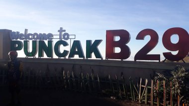 Lumajang, Endonezya - 29 Eylül 2019: Semeru dağlarının tepesinde güneşli bir sabah, Lumajang, Doğu Java, Endonezya