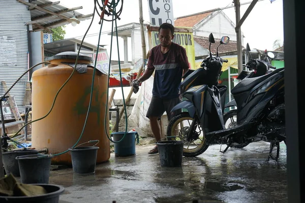 Lamongan Indonézia Március 2022 Mosd Meg Motorkerékpár Egy Motorkerékpár Mosás — Stock Fotó