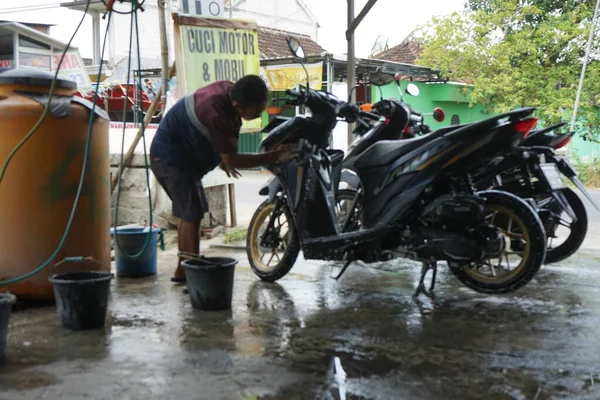 2022年3月27日 印度尼西亚卢布林 在摩托车洗衣店洗车 — 图库照片
