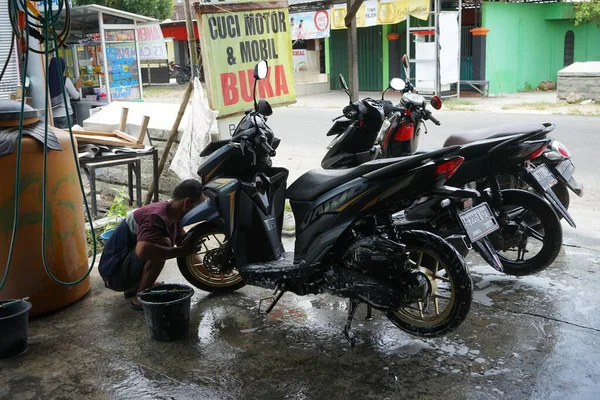 Lamongan Indonézia Március 2022 Mosd Meg Motorkerékpár Egy Motorkerékpár Mosás — Stock Fotó