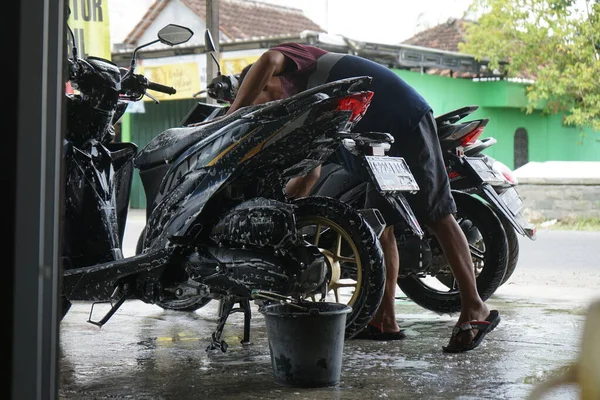 Lamongan Ινδονησία Μαρτίου 2022 Πλύνετε Μοτοσικλέτα Σας Ένα Κατάστημα Πλυσίματος — Φωτογραφία Αρχείου